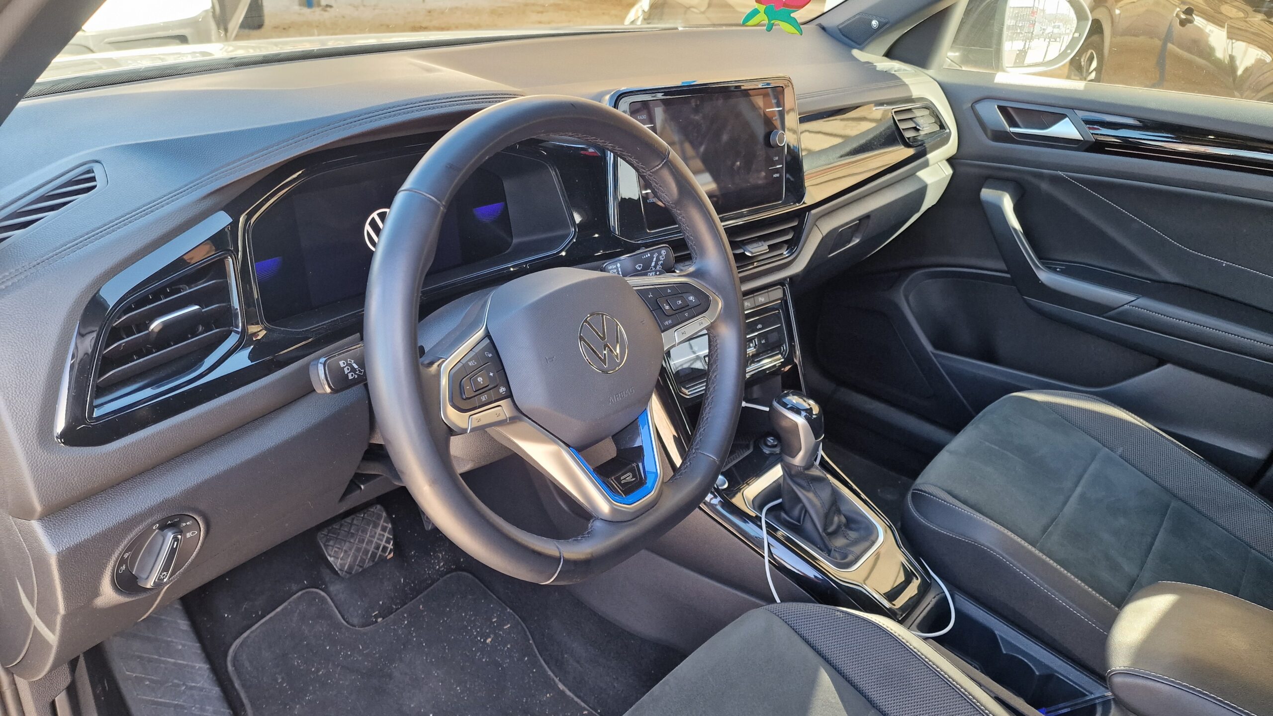 
								Volkswagen T-Roc 2022 full									