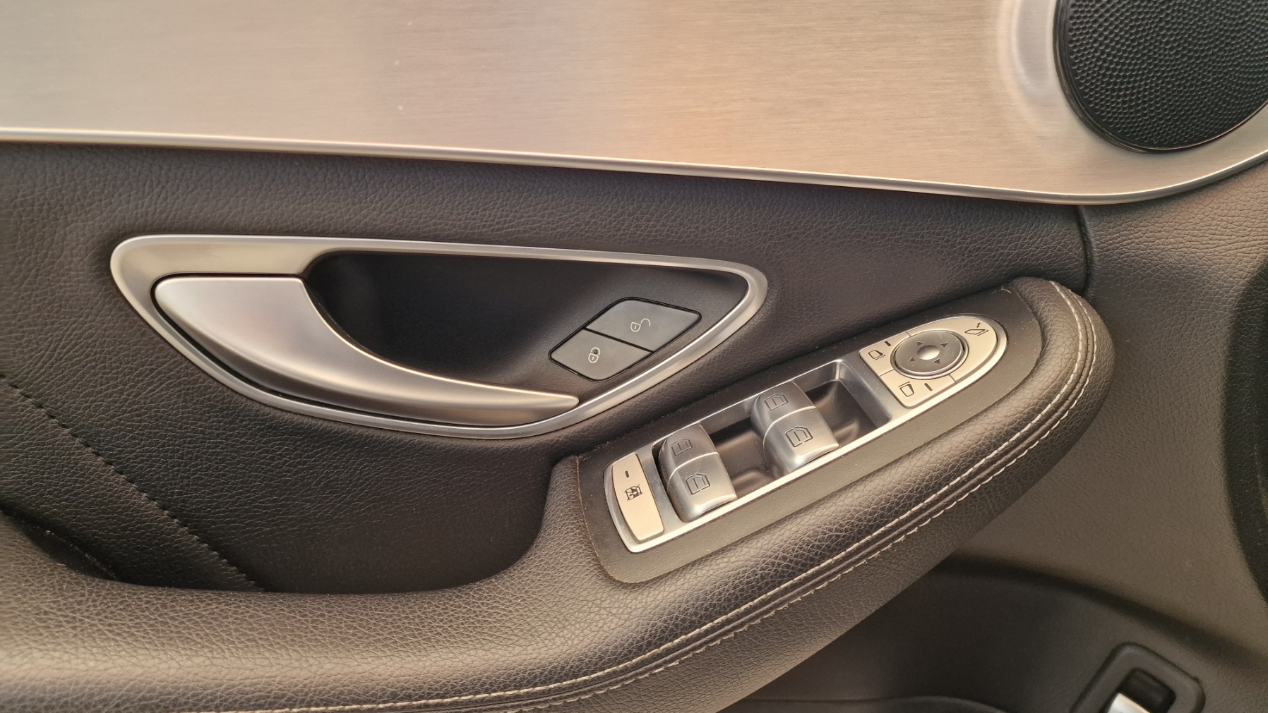 
								Mercedes-Benz C200 2017 full									